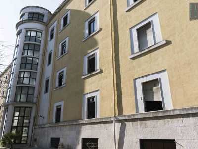Approdiamo davanti a un padiglione che riprende lo stile dell'edificio posto dinanzi all'ingresso monumentale. Al suo interno erano attive le commissioni che valutavano i futuri ufficiali, gli aspiranti membri dei corpi speciali e i candidati alla pensione militare e civile